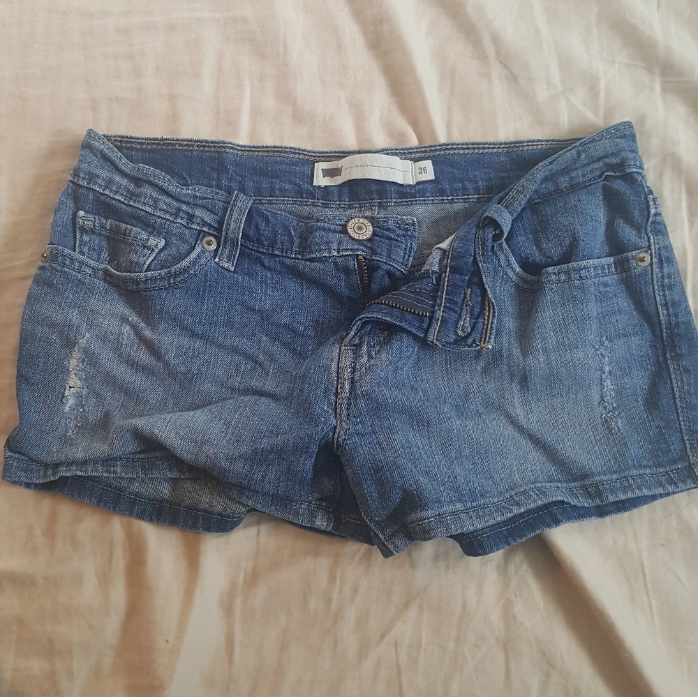 Levis shorts 26